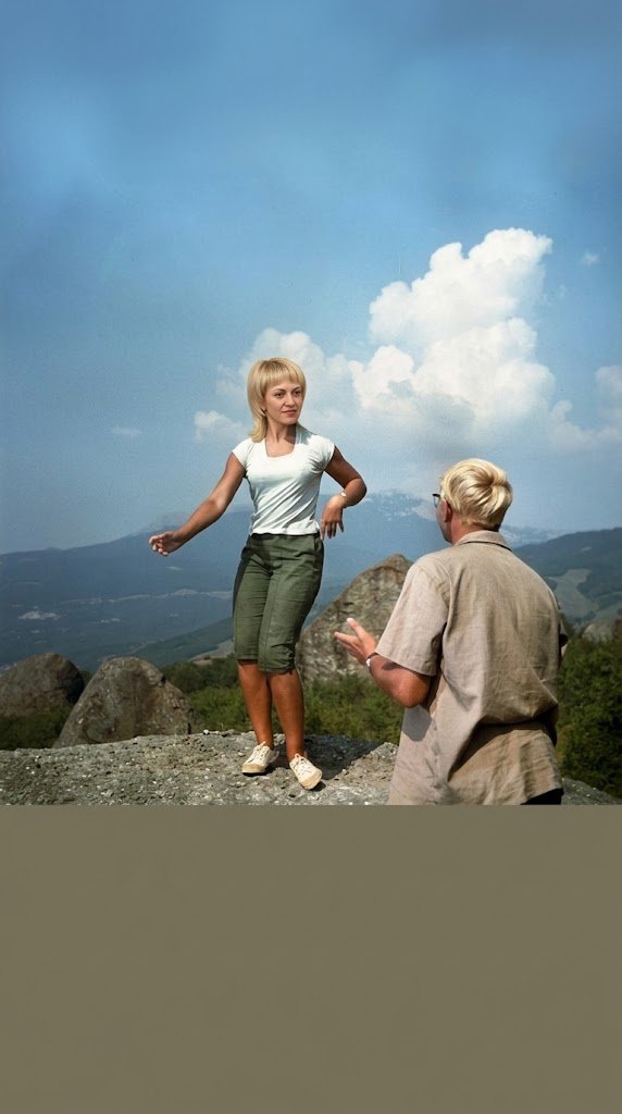 
«Изобрази на фотографии с киноактёром женщину со второй фотографии черты лица идентично оригиналу как на втором фото ,у женщины одежда и поза такие же как на первом фото рядом с Шуриком»
